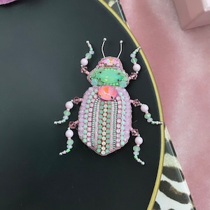 Broche de insecto rosa hecho a mano, joyería de escarabajo rinoceronte bordado, regalo para Navidad, pin único de diseño, araña dulce, insecto de pedrería con cuentas, gótico