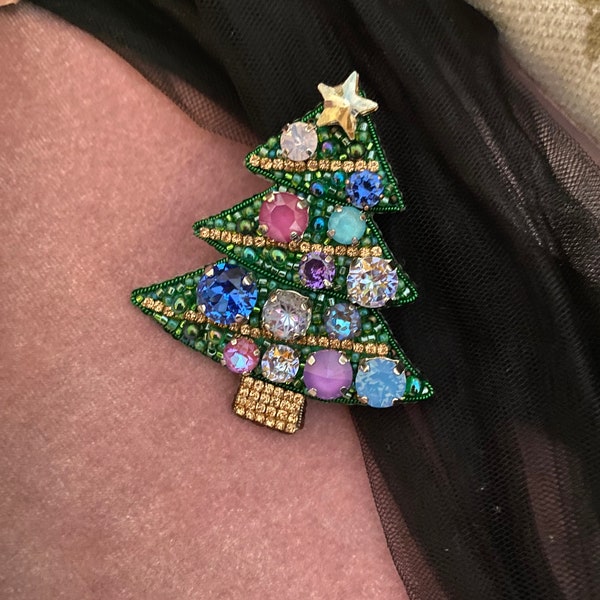 Broche de árbol de Navidad bordado, joyería de diamantes de imitación, adorno navideño con cuentas, colgante de cristal, regalo único, Pin de diseño colorido