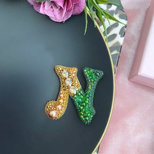 Broche de letra hecho a mano, prendedor con nombre verde bordado, joyería de cristal con cuentas, colgante de joyería personalizado, joyería inicial, regalo de letrero con cuentas verdes