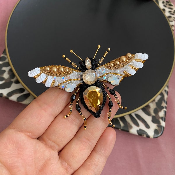 Broche abeille faite main, bijoux brodés de guêpe, épinglette bourdon Swarovski, cadeau pour elle, cadeau de Noël, abeille en strass doré, épingle personnalisée