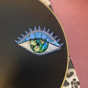 Broche feito à mão para mau-olhado, acessório colorido para olhos verdes, joias para olhos Swarovski, presente para a mãe, broche de olho personalizado, joias para olhos