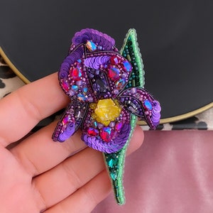 Handmade Iris Brooch, Handcrafted Iris Flower Pin, Embroidered İris Jewelry Jewellry, Violet Flower Plants, Gift For Mom, Beaded violet pin