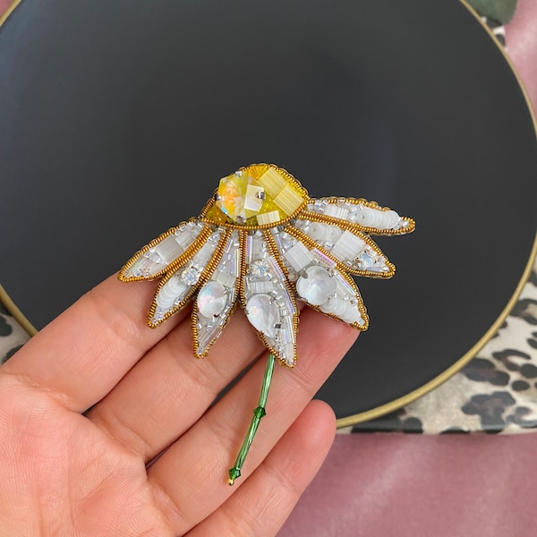 Handmade Chamomile Brooch, White Daisy Pin, Gift Jewelry, Beaded Badge, Mom’s Giftbox, Colorful Flower Jewellry, Crafted Embroidery