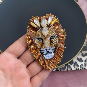 手作りのライオンフェイスブローチ、刺繍入りアニマルジュエリー、レオネックレス、ビーズピン、彼女へのクリスマスギフトボックス、スワロフスキー製レオヘッドペンダント