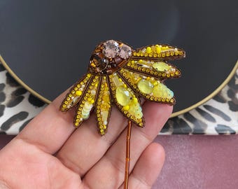 Handmade Yellow Daisy Pin , Mom’s Gift Design,Flower Lapel Badge,Personalize Gift,Beaded Chamomile,Embroidered Daisy Jewelry,Gift For Woman
