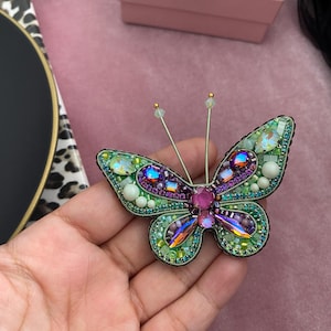 Mariposa colorida hecha a mano, broche de polilla artesanal, regalo para mamá, broche de mariposa bordado, broche de insecto con cuentas de cristal, accesorio de joyería, color lila