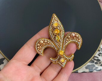 Cadeau brodé pour lui, broche fleur de lys faite main, ornement fleur de lys Swarovski, épingle unique, bijoux de la reine, boîte cadeau pour maman, floral doré