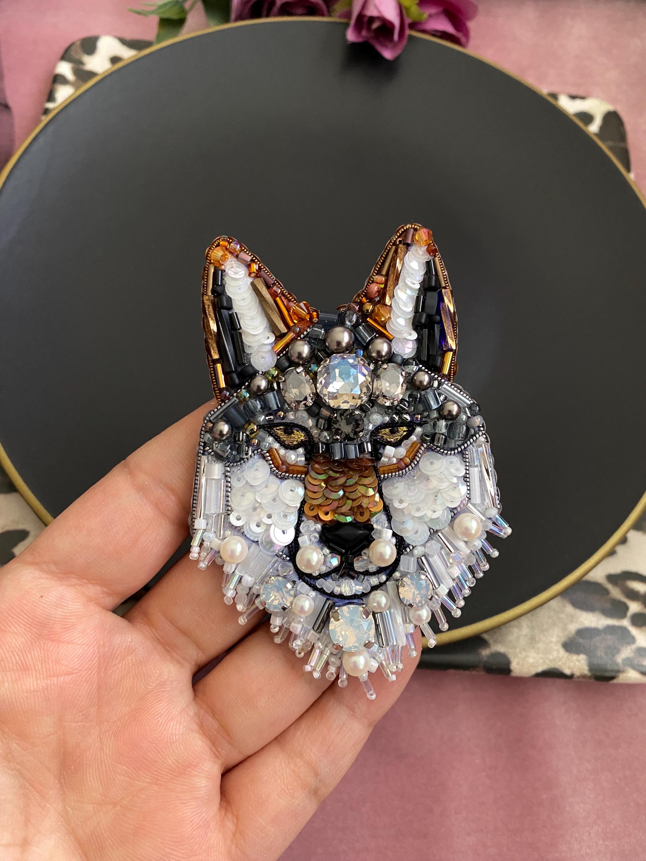 ビーズのオオカミのブローチ、手作りの刺繍動物のピン - Etsy 日本