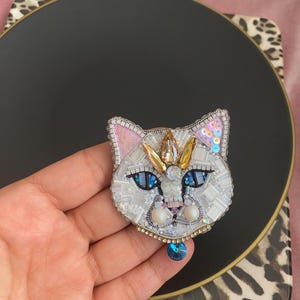 手作りペットの顔のブローチ/ペンダント、刺繍入りの白いペルシャ猫、チンチラのアクセサリー、青い目のピン、あなたのペットの動物のパーソナライズされたジュエリー