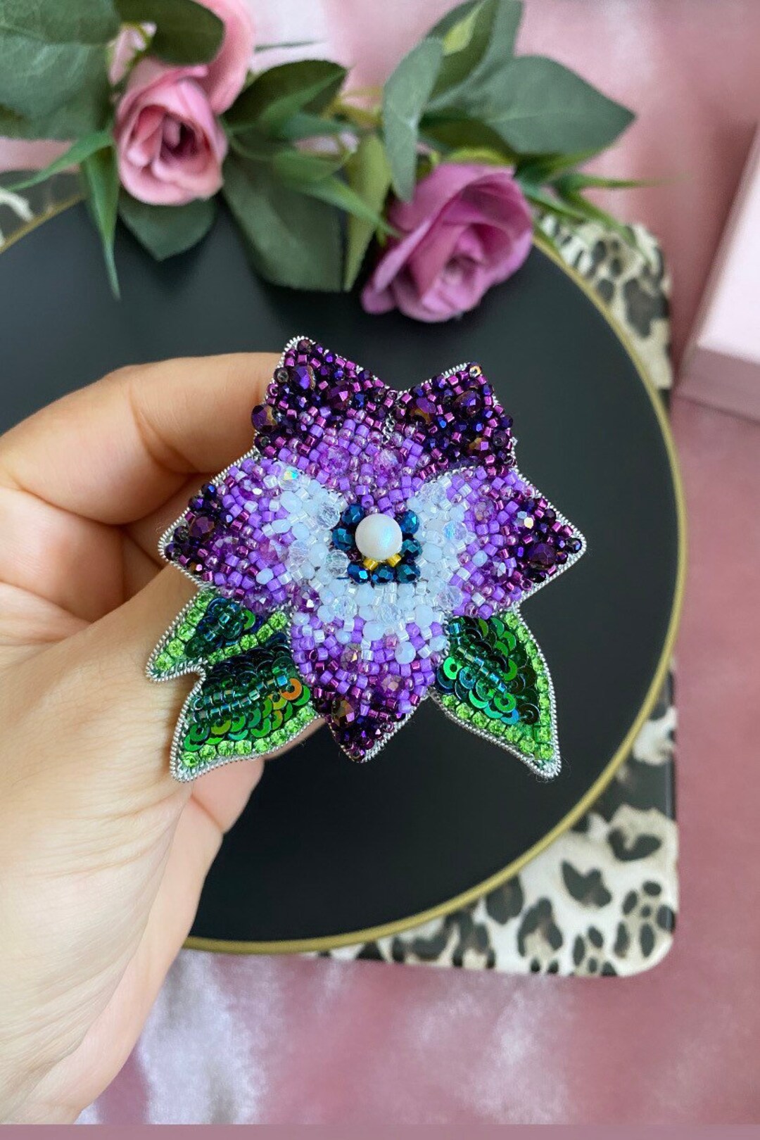 Broche Coccinelle Sur Fleur Violette - Peinte à La Main Zibellini - Métal, Résine Et Strass - Neuf Sans Emballage