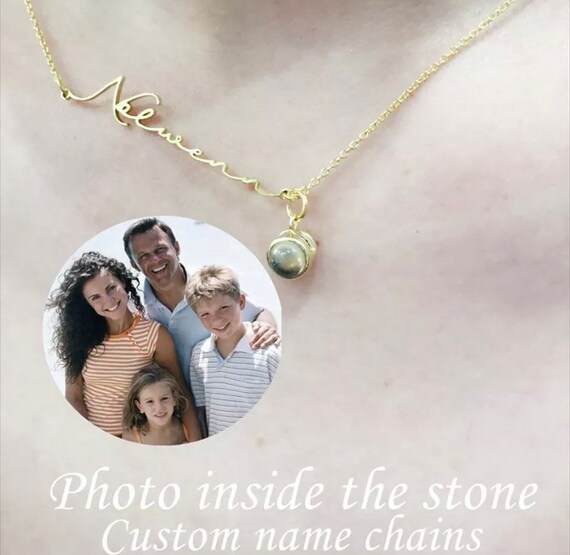 Foto personalizzata con collana di proiezione del nome