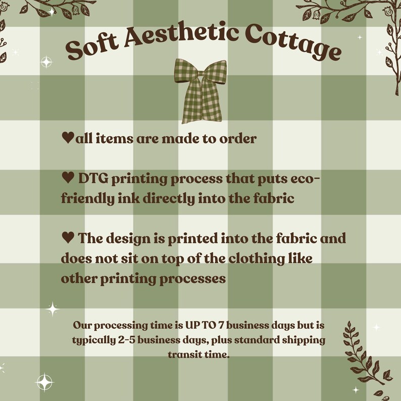 Op de afbeelding: Een groene en witte geruite achtergrond met bruine tekst die "Soft Aesthetic Cottage" luidt. De tekst is omgeven door bruine bloemillustraties. De tekst "all items are made to order" is ook inbegrepen.
