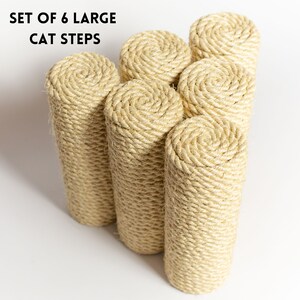 Pode incluir: Conjunto de 6 degraus grandes para gatos feitos de corda de sisal natural. Os degraus são bege e dispostos em forma triangular.
