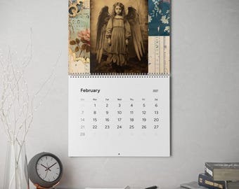 Puede incluir: Un calendario de pared para febrero de 2027 con una imagen central de un niño con grandes alas en un entorno de tono sepia. La sección superior incluye elementos de collage decorativos con patrones florales, texto escrito y gráficos vintage.