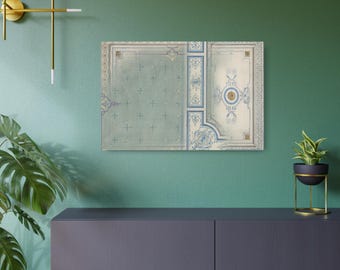 Puede incluir: Una impresión de arte mural rectangular con un diseño dividido. El lado izquierdo muestra un fondo verde pálido con un patrón repetitivo de pequeñas cruces. El lado derecho muestra un panel blanco adornado con volutas azules y oro.