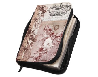 Puede incluir: Una funda para cuaderno con cremallera que presenta un estampado vintage en tonos sepia de querubines, motivos florales y el texto francés Constantini Magasin de Fleurs. La funda tiene un borde y cremallera negros, conteniendo hojas blancas.