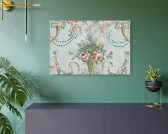 Puede incluir: Una impresión de arte mural rectangular con un fondo azul claro y un patrón repetitivo de ramos de flores, rosas rosadas, hojas verdes y guirnaldas decorativas de cuentas verde azulado. El diseño incluye volutas simétricas y motivos de cornucopia.