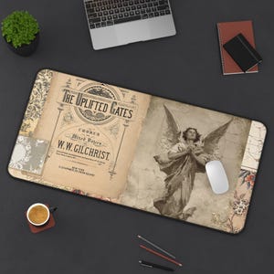 Puede incluir: Una alfombrilla de escritorio rectangular con un diseño de collage estilo vintage. El lado izquierdo muestra el texto THE UPLIFTED GATES, CHORUS, MIXED VOICES, W.W. GILCHRIST, NEW-YORK, G. SCHIRMER, 35 UNION SQUARE. El lado derecho muestra un ángel.