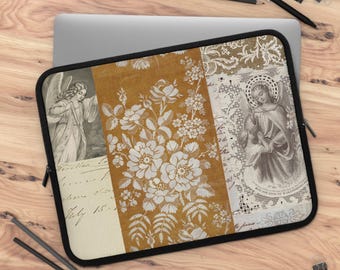 Puede incluir: Una funda rectangular para portátil con un diseño de collage que presenta un panel central amarillo mostaza con un patrón floral blanco, flanqueado por ilustraciones de ángeles, texturas de encaje y escritura cursiva a mano.