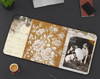 Puede incluir: Una alfombrilla de escritorio rectangular con un diseño de collage. La sección izquierda muestra escritura cursiva antigua, el centro presenta un patrón floral blanco sobre fondo amarillo mostaza y la derecha muestra dos perros en una foto sepia.