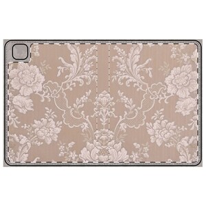 Pode incluir: Uma capa de telefone bege com um padrão floral branco. A capa tem um recorte para a lente da câmera.