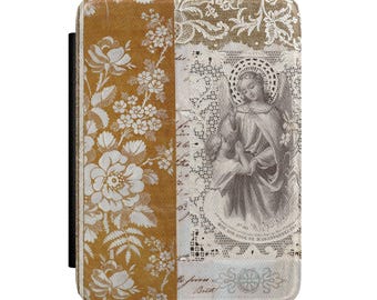 Puede incluir: Una funda rectangular para lector electrónico con diseño dividido. El lado izquierdo muestra un fondo amarillo mostaza con un patrón floral blanco. El lado derecho muestra una textura de encaje crema con una ilustración central de un ángel y un niño.