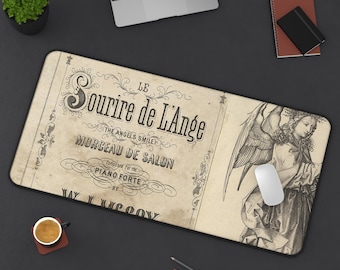 Puede incluir: Una alfombrilla de escritorio rectangular con un fondo beige de estilo vintage y tipografía decorativa negra que dice Le Sourire de L'Ange, The Angels Smile, Morceau de Salon, Composed for the Piano Forte, y una ilustración de un ángel.