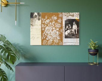 Puede incluir: Una pieza de arte mural rectangular con un diseño de collage. La sección izquierda muestra un retrato de perro sobre texto manuscrito. El centro muestra patrones florales blancos sobre un fondo amarillo mostaza. La derecha muestra tres perros.