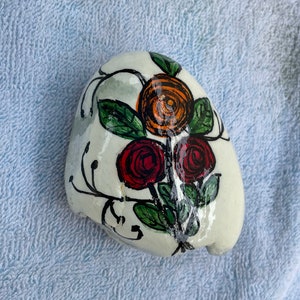 Bemalter Blumenstein für den Garten