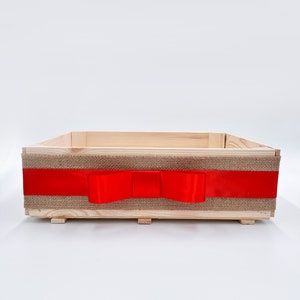 Pusty czerwony kosz na prezenty z drewnianej skrzynki DIY - zestaw upominkowy na ślub, parapetówkę, rocznicę, dzień matki, 30x30x11cm