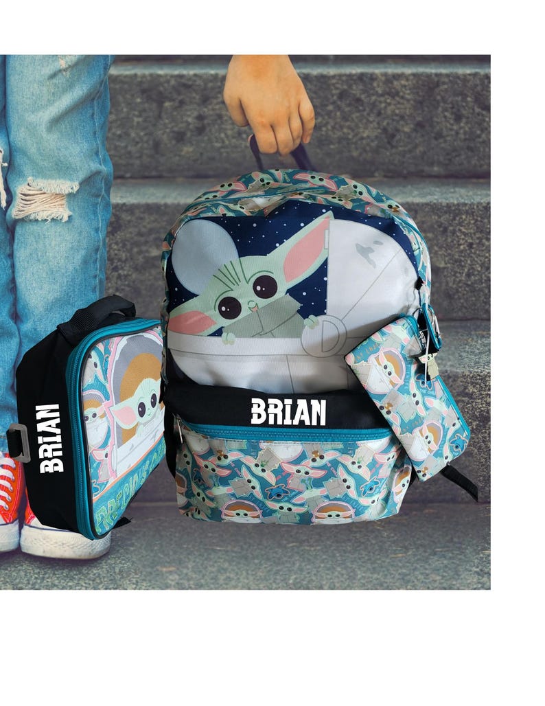 Pode incluir: Um conjunto de mochila, lancheira e estojo com um design de personagem de desenho animado. A mochila tem uma imagem grande do personagem em um fundo azul. O nome "BRIAN" &eacute; impresso.
