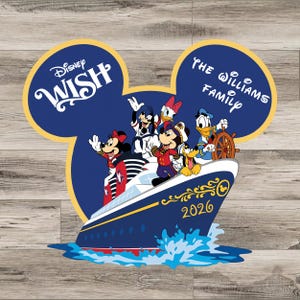 Puede incluir: Un letrero azul con forma de Mickey Mouse que muestra el crucero Disney Wish con Mickey, Minnie, Donald, Daisy, Goofy y Pluto. El texto dice Disney Wish, The Williams Family y 2026. El dise&ntilde;o incluye un borde amarillo y agua.