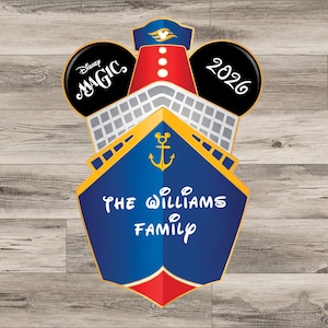 Puede incluir: Un adorno decorativo con forma de crucero y orejas de Mickey Mouse. La oreja izquierda dice Disney MAGIC, la derecha 2026, y el casco azul presenta un ancla dorada y el texto THE WILLIAMS FAMILY escrito en letras de color blanco.