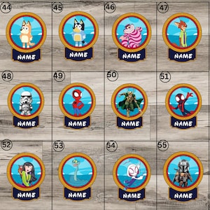 Puede incluir: Una colecci&oacute;n de doce etiquetas circulares con varios personajes de dibujos animados dentro de un marco estilo ojo de buey con fondo azul y una etiqueta rectangular azul oscuro en la parte inferior, numeradas del 44 al 55.