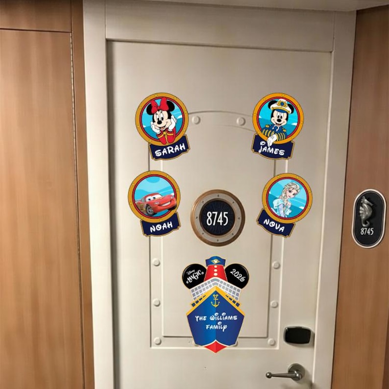 Puede incluir: Una puerta blanca con cinco pegatinas circulares que muestran personajes de Disney y nombres: Sarah con Minnie Mouse, James con Mickey Mouse, Noah con Rayo McQueen y Nova con Elsa. Una pegatina central con forma de barco dice The Williams Family 2026.