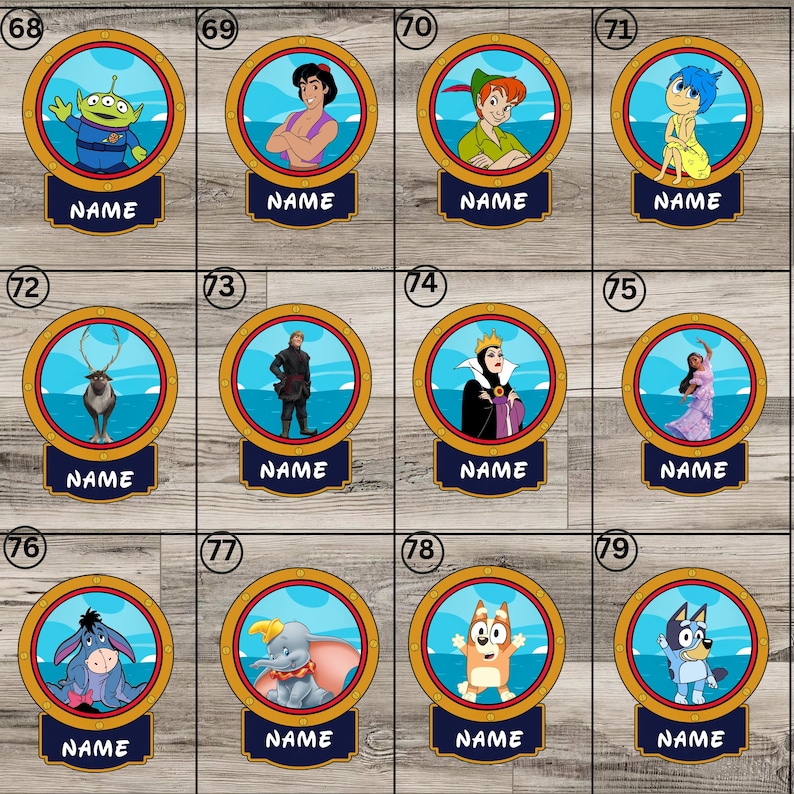 Puede incluir: Una colecci&oacute;n de doce marcos circulares estilo ojo de buey con varios personajes de dibujos animados, cada uno con una placa azul en la parte inferior con la etiqueta NAME. Los personajes incluyen un alien&iacute;gena, Aladdin, Peter Pan, Alegr&iacute;a, Sven, Kristoff, la Reina Malvada, Isabela, Igor, Dumbo, Bingo y Bluey.