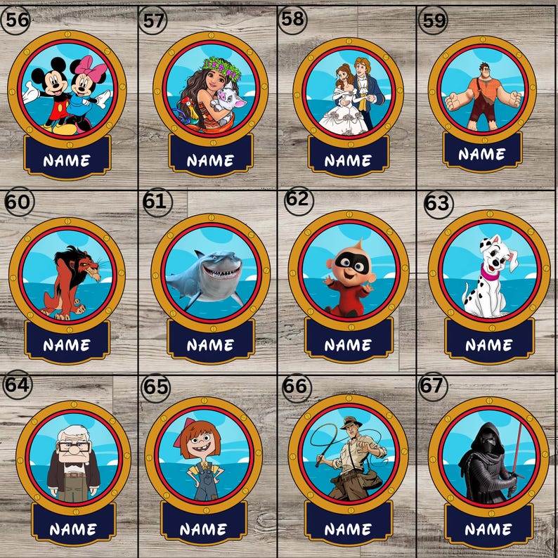 Puede incluir: Una colecci&oacute;n de doce marcos circulares estilo ojo de buey con varios personajes animados, cada uno con una placa rectangular azul oscuro debajo. Los dise&ntilde;os incluyen a Mickey y Minnie Mouse, Moana, Bella y Bestia, Ralph, Scar, un tibur&oacute;n, Jack-Jack, un d&aacute;lmata, Carl Fredricksen, una ni&ntilde;a, Indiana Jones y una figura encapuchada.