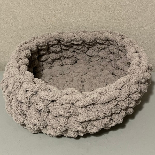 Chunky knit pet bed handmade for cats or small dogs. Choose from 18 different colors