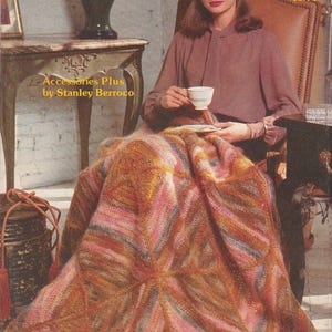 Peut inclure: Une couverture de magazine vintage avec une femme tenant une tasse de thé, drapée d'une couverture colorée à motifs. La couverture présente un motif géométrique dans des tons de rose, d'orange et de marron. Le titre du magazine "BERROCO" est affiché en haut.