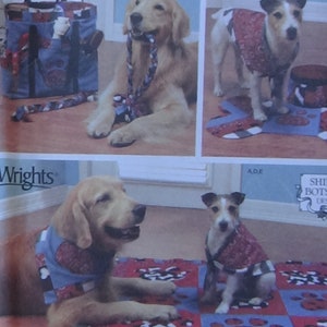 Pode incluir: Um padrão de costura Simplicity para fazer roupas e camas para cães. O padrão inclui instruções para fazer uma bandana, uma coleira e uma cama com pegadas. O padrão é para um único tamanho e está disponível em inglês, francês e espanhol.