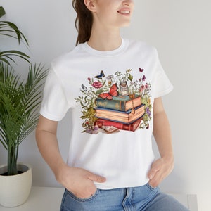 Camiseta Cottagecore para amantes de los libros: camiseta con gráfico floral de pila de libros, ideal para la lectura, ideal para bibliófilos y amantes de la naturaleza. imagen 7