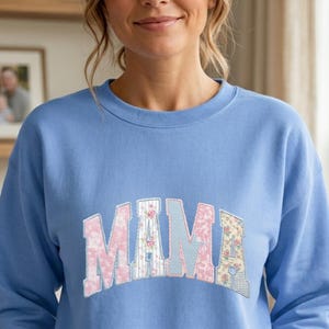 カスタム花柄パッチワークママスウェットシャツ シャビーシック 母の日ギフト 刺繍スタイル アップリケ プルオーバー ボヘミアンママ クルーネック ブルージャンパー