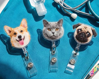 Porta credencial personalizado con mascota y cara: porta credencial de enfermera