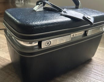 Vintage  Samsonite Profile II (or Silhouette series) hardshell makeup train case.