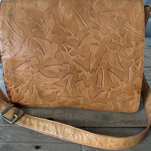 Bolso bandolera con solapa de piel de Kenneth Cole New York