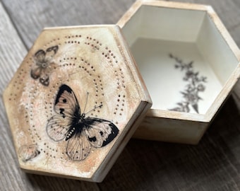 Joyero vintage con mariposas desgastadas: un cofre del tesoro hecho a mano