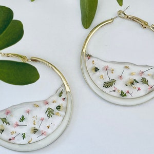 Resin earrings with natural dried flowers; hoop earrings; handmade resin earrings; pressed flower earrings