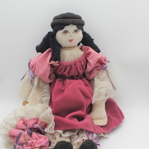 Wunderschöne Vintage Handgemachte Ragdoll trägt ein rosafarbenes Samtkleid und hält einen Sonnenschirm (20 Zoll)