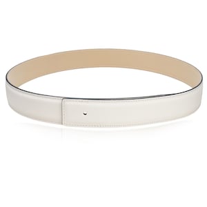 Könnte beinhalten: Ein weißer Ledergürtel mit glatter Oberfläche und einem einzigen Loch zur Anpassung.