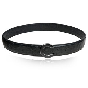 Puede incluir: Un cintur&oacute;n de cuero negro con un patr&oacute;n de piel de avestruz y una hebilla plateada. La hebilla tiene forma de letra C.